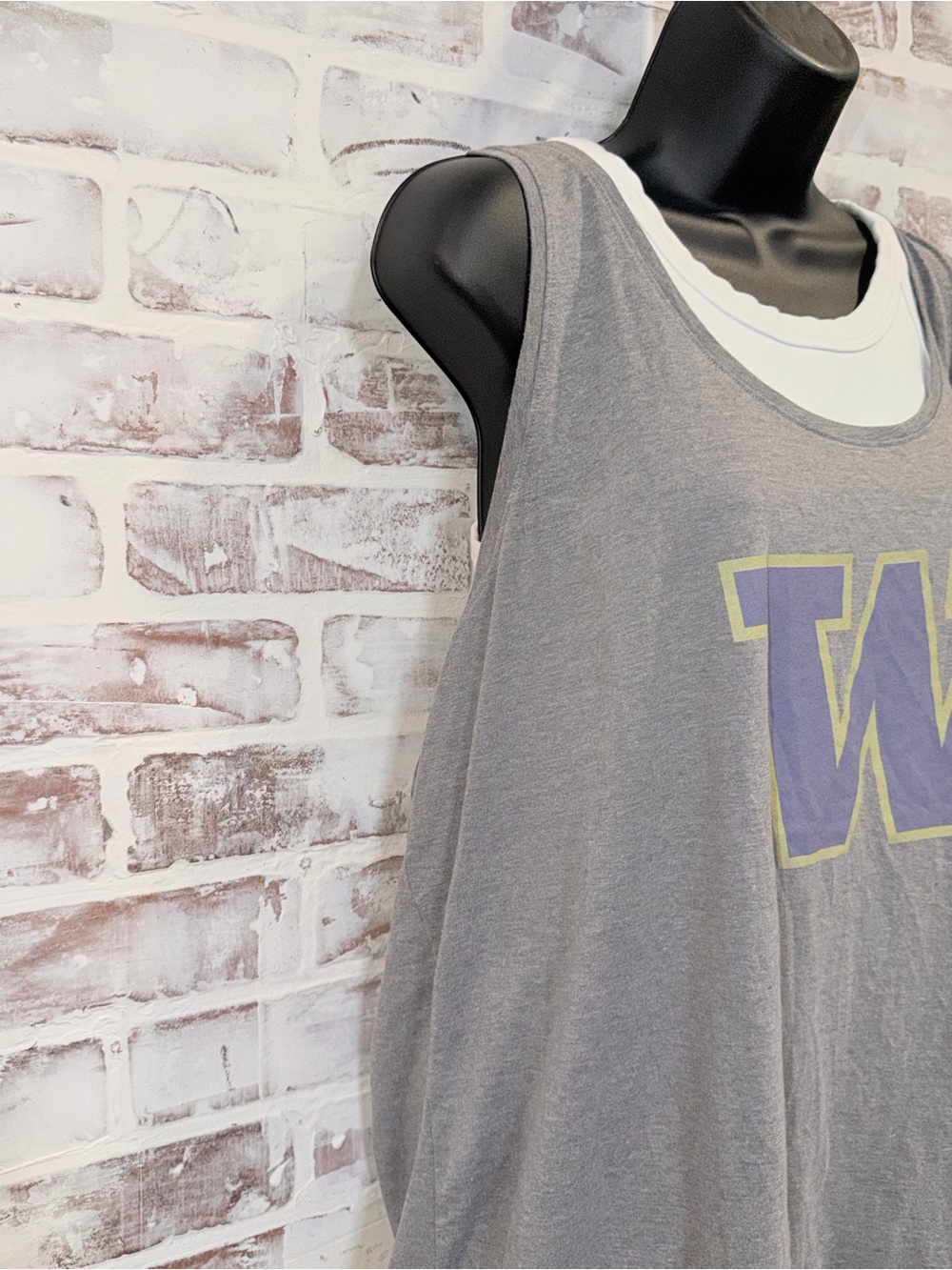 UW 2X Gray Graphic Tank Top with Purple 'W' - Picture 3 of 5
